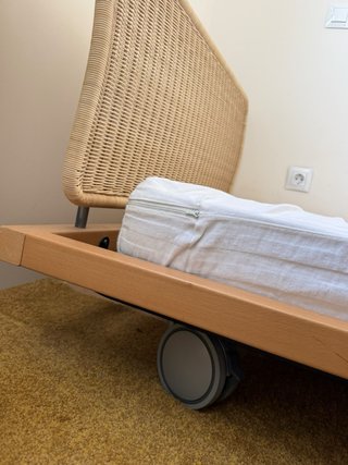 Cama individual con cabecero, colchón y edredon