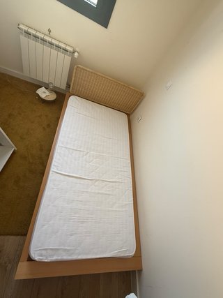 Cama individual con cabecero, colchón y edredon