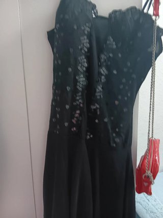 Conjunto Vestido Negro y Bolso Rojo