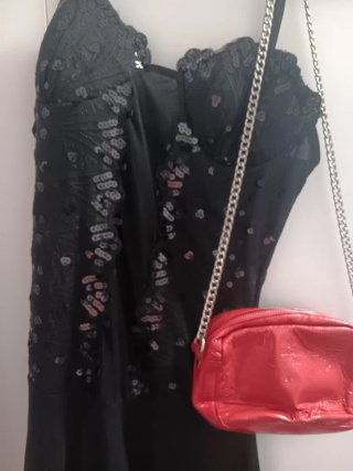 Conjunto Vestido Negro y Bolso Rojo