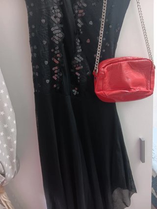 Conjunto Vestido Negro y Bolso Rojo