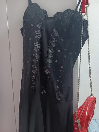 Conjunto Vestido Negro y Bolso Rojo