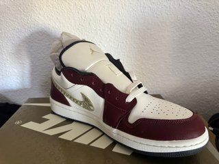Zapatillas Nike Air Jordan 1 Low Burdeos y Blanco.