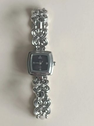 Reloj de pulsera plateado y negro