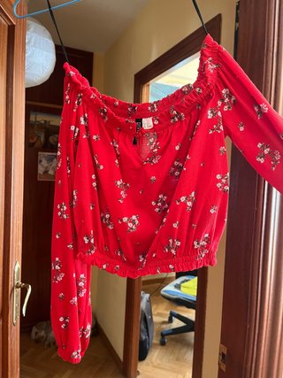 Blusa H&M Roja con Flores Talla XS cropped