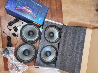 Pantalla y altavoces coche