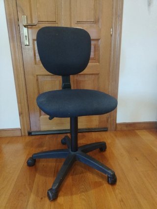 Silla de oficina negra con ruedas