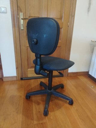 Silla de oficina negra con ruedas