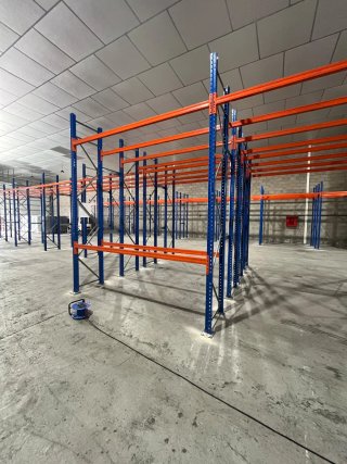 Estanterías metálicas azules y naranjas