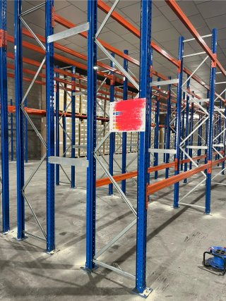 Estanterías metálicas azules y naranjas