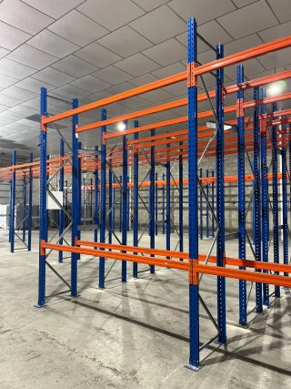 Estanterías metálicas azules y naranjas