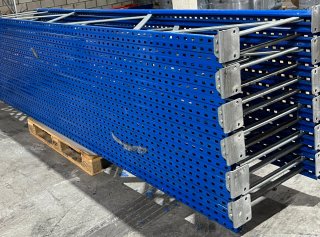 Estanterías metálicas azules y naranjas