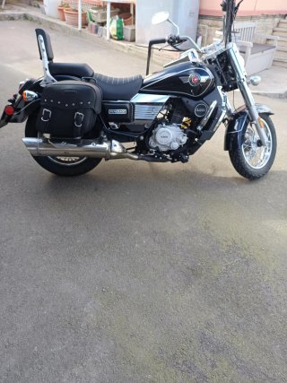 Moto UM Renegade Cruiser Negra