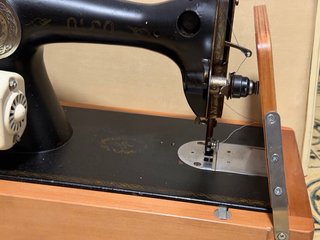 Máquina de coser antigua Alfa con su maletín