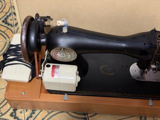 Máquina de coser antigua Alfa con su maletín