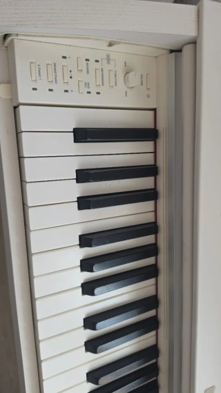 Piano eléctrico blanco casi nuevo