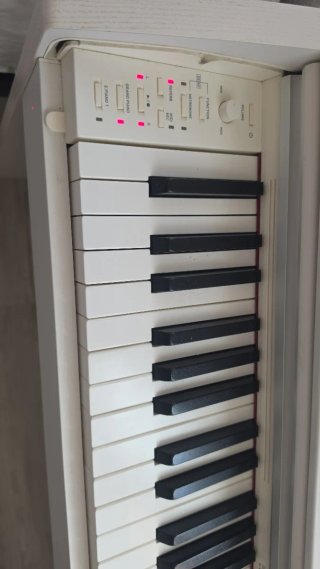 Piano eléctrico blanco casi nuevo