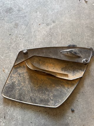 Tapa lateral izquierda KTM EXC/SX 1998-2003