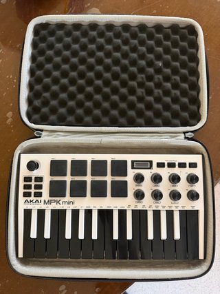 Teclado Controlador Akai MPK mini con Maletín