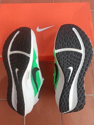 Zapatillas Nike Running Blancas y Verdes