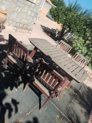 Conjunto mesa y sillas de jardín de madera