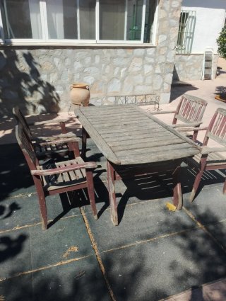 Conjunto mesa y sillas de jardín de madera