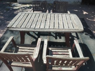 Conjunto mesa y sillas de jardín de madera