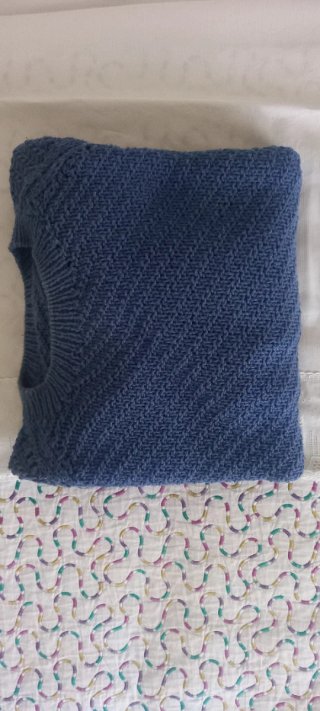 Maglioncino in cotone azzurro fatto a mano
