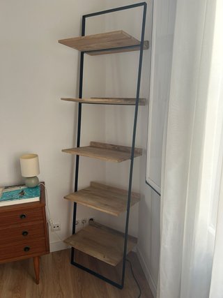 Estantería de metal y madera