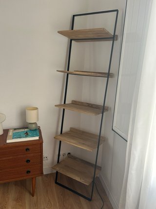 Estantería de metal y madera