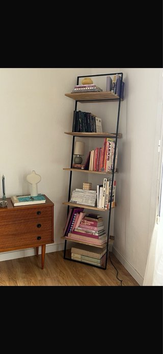 Estantería de metal y madera