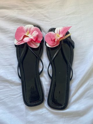 Sandalias Negras con Flores Rosas