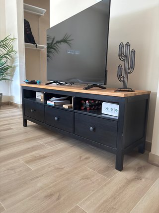 Mueble TV negro y madera, mesa centro, estanteria