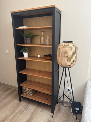 Mueble TV negro y madera, mesa centro, estanteria