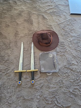 Lote Disfraces: Espadas y Sombrero