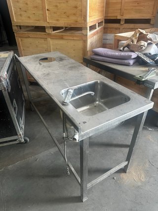 Mesa de cocina de acero inoxidable con fregadero