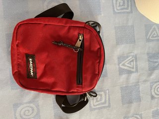 Bandolera Eastpak color burdeos