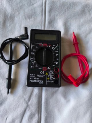 Multimetro digitale a batteria.