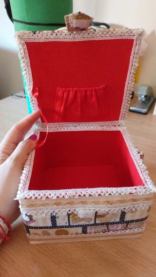 Mini costurero de tela y madera