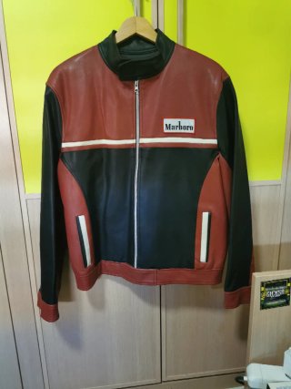 CAZADORA Marboro negra y roja. Talla. M.