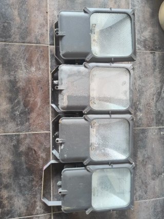 4 Focos Halógenos de Exterior