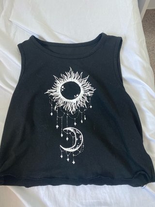 Top sin manga con estampado de sol y luna