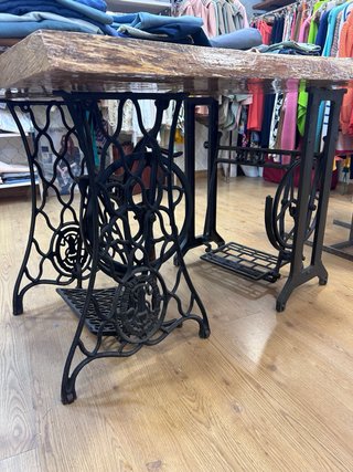 Mesa Artesanal de Madera y Metal
