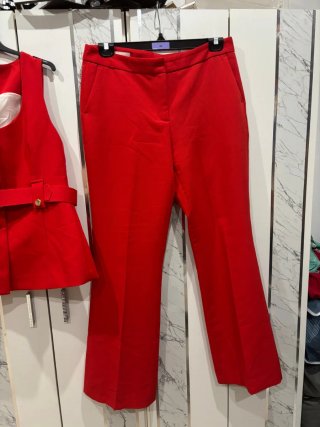 Traje Zara Chaleco con Cinturón y Pantalón Rojo