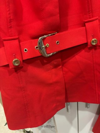 Traje Zara Chaleco con Cinturón y Pantalón Rojo