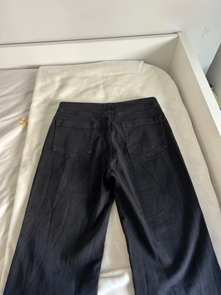 Pantalones campana negros con tachuelas
