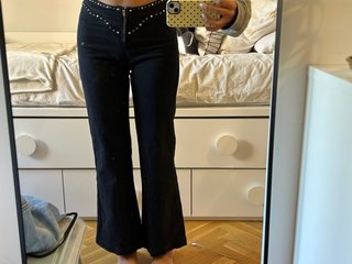 Pantalones campana negros con tachuelas