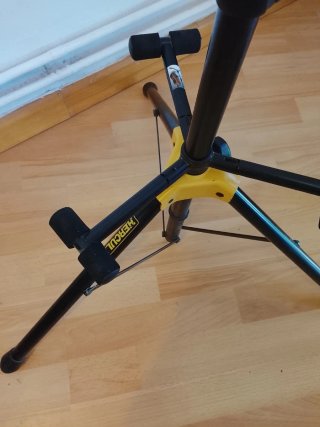 Soporte HERCULES  para 3 instrumentos