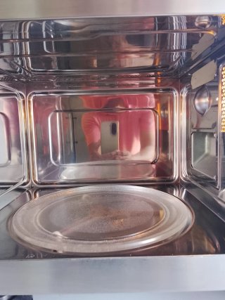 Microondas con Acabado Metalizado