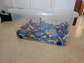 Caja con piezas de construcción LEGO